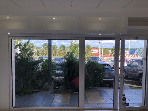 Local en rdc en centre commercial tr&egrave;s fr&eacute;quent&eacute; 1500 97122 Baie mahault