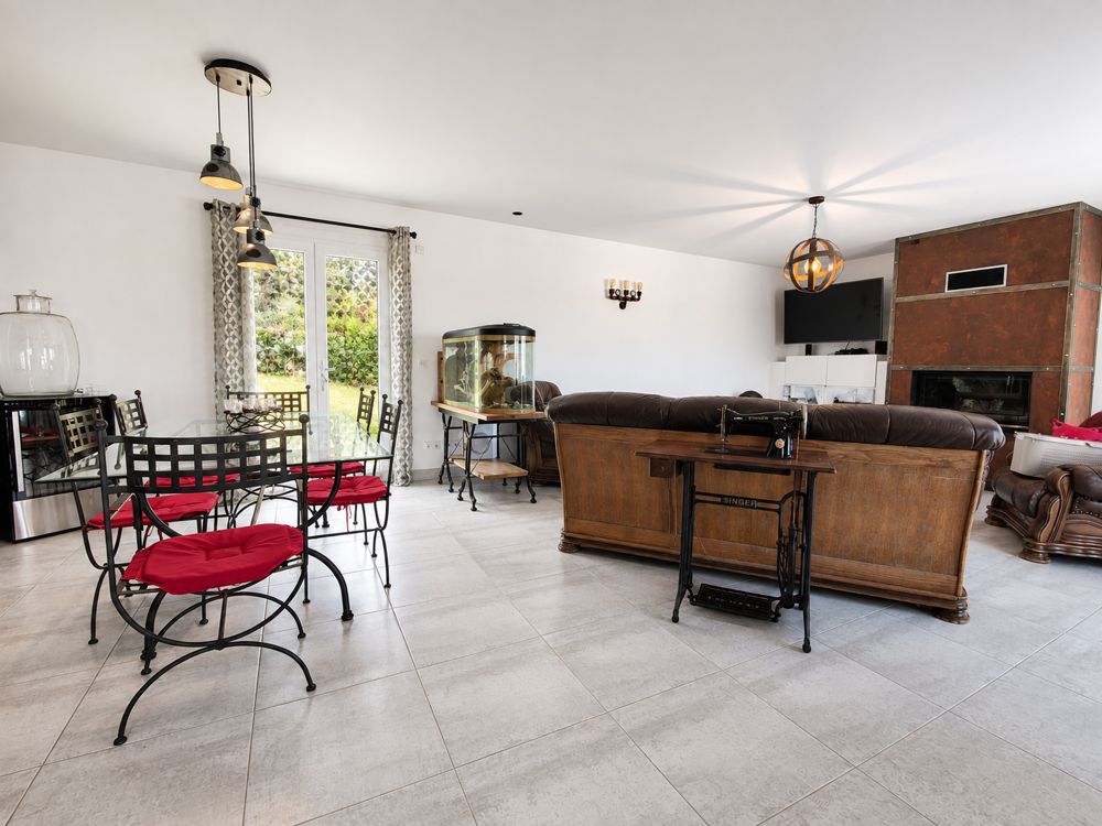 Vente Propriété/Château PROPRIÉTÉ RARE   2 LOGEMENTS INDÉPENDANTS   VILLA 120 M2 + HABITATION 42 M2   TERRAIN 1 767 M2** Vienne