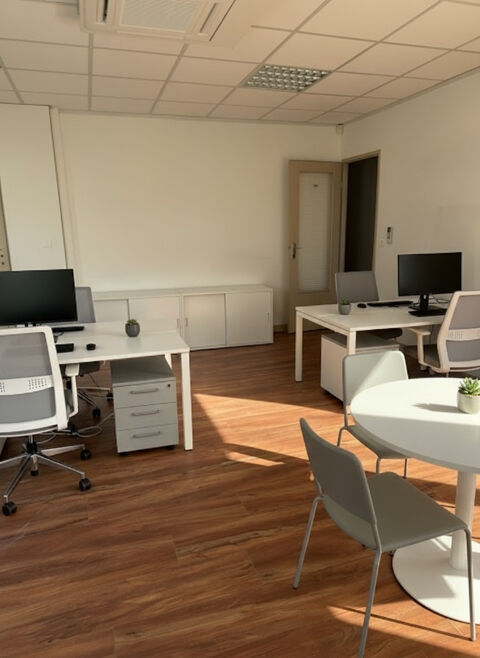 Bureaux cl&eacute;s en main 230 m2 - 8 bureaux + 9 stationnements 2600 25000 Besancon
