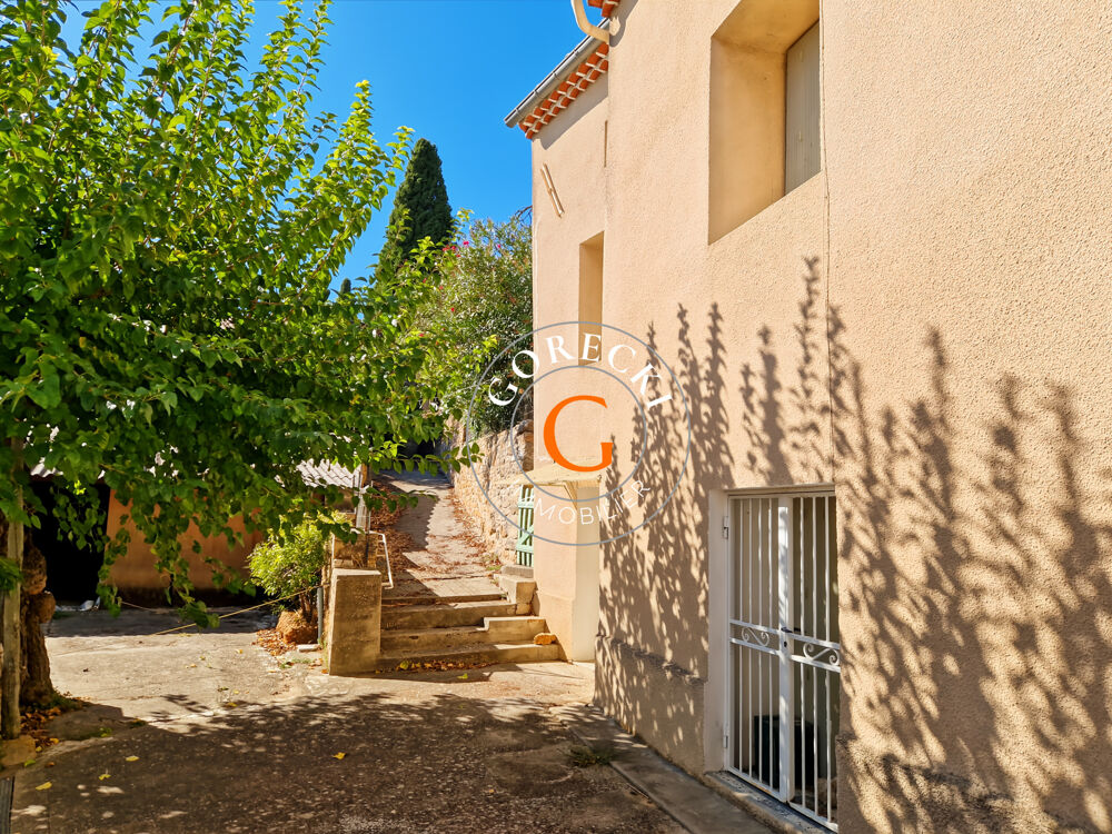 A vendre à 6 km d'Uzès, authentique maison de village avec dépendances et jardin