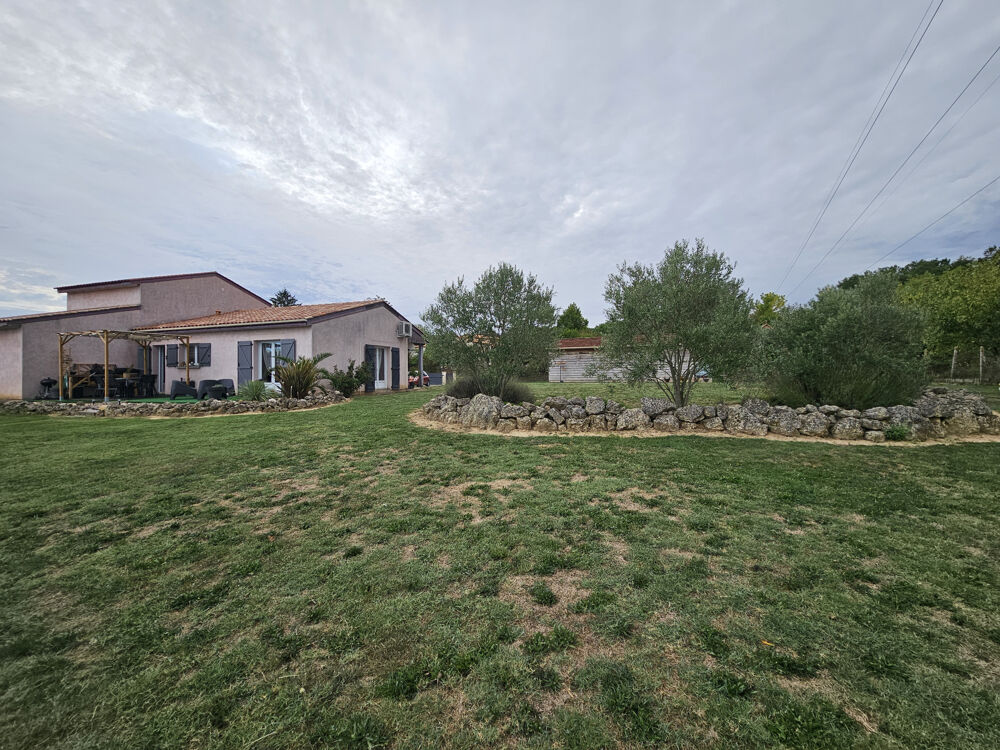Plain pied familial surmonté d'une tour