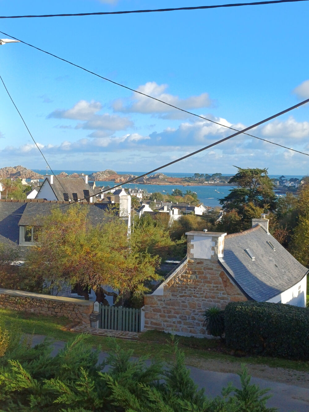 Plougasnou, le Diben, maison 4 chambres sur 670 m2 de terrain, sous sol total.