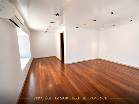   À VENDRE  EN EXCLUSIVITÉ LOCAL COMMERCIAL EXCEPTIONNEL DE 33 m2 PLUS 16 M2 DE CAVE VOUTÉE EN PLEIN CŒUR HISTOR 