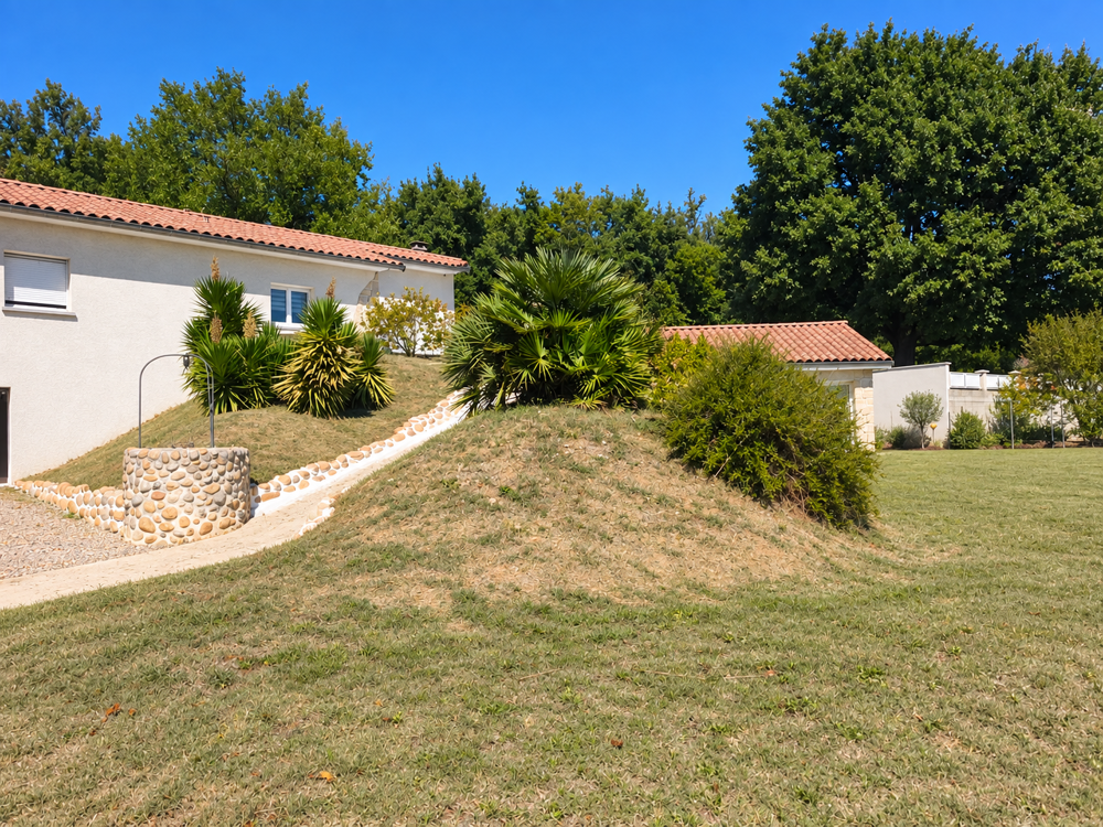 Vente Propriété/Château PROPRIÉTÉ RARE   2 LOGEMENTS INDÉPENDANTS   VILLA 120 M2 + HABITATION 42 M2   TERRAIN 1 767 M2** Vienne