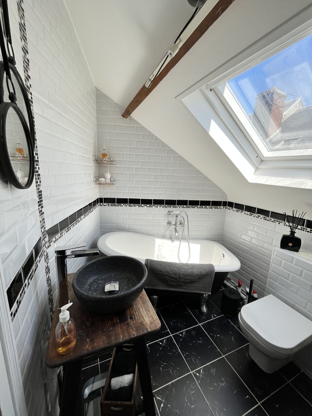 Honfleur - Appartement 2 pièces - 43 m2 - Dernier étage - Vue toits - Vendu semi-meublé