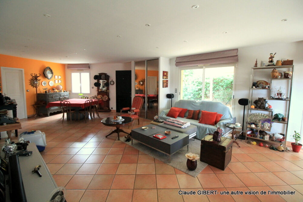 Maison T5 de plain-pied avec piscine, garage sur une parcelle de 583 m2 proche du centre-ville de Poussan