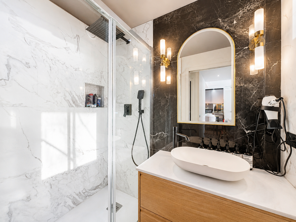 Location Appartement BRON   T2 37 m2 rénové avec balcon et climatisation   Garage possible Bron