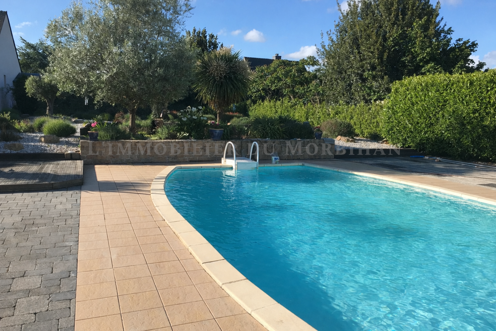 Vente Maison Saint-Armel   Élégante maison familiale avec parc paysager et piscine. St armel