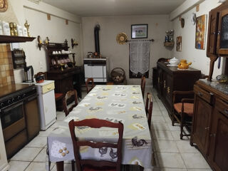 Vente Maison Maison de village T5 d'environ 100m2 avec grange attenante de 30m2 au sol. Niort de sault