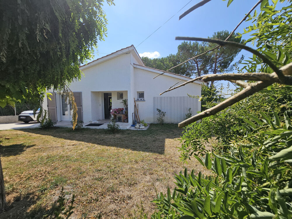 Plain pied entièrement rénové 3 chambres, garage , jardin clos.