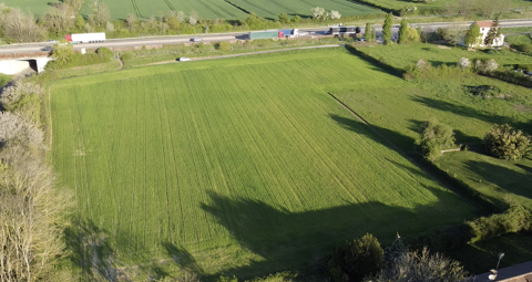 Terrain constructible &agrave; fort potentiel   5000 m2 &agrave; Tournus, acc&egrave;s imm&eacute;diat A6 et belle visibilit&eacute; depuis l'a 220000 71700 Tournus