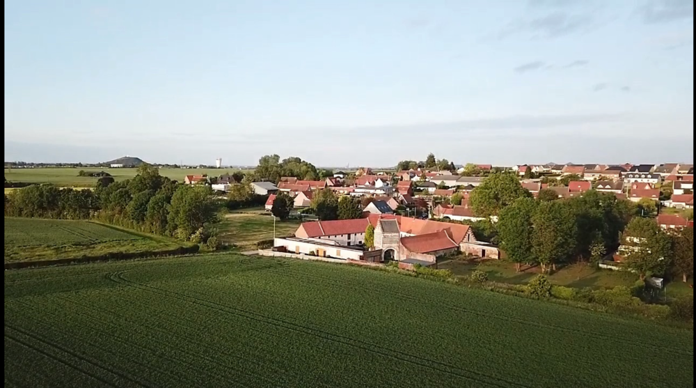 CORPS DE FERME AU CARRE AVEC 2 SPAS ET UN APPARTEMENT DE TYPE 2