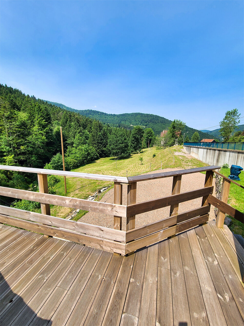 Vente Maison Ventron, Vosges. Grande maison mitoyenne de 4 chambres, 3 SDB, terrasse en pilotis avec vue sur rivi�re et mon Ventron