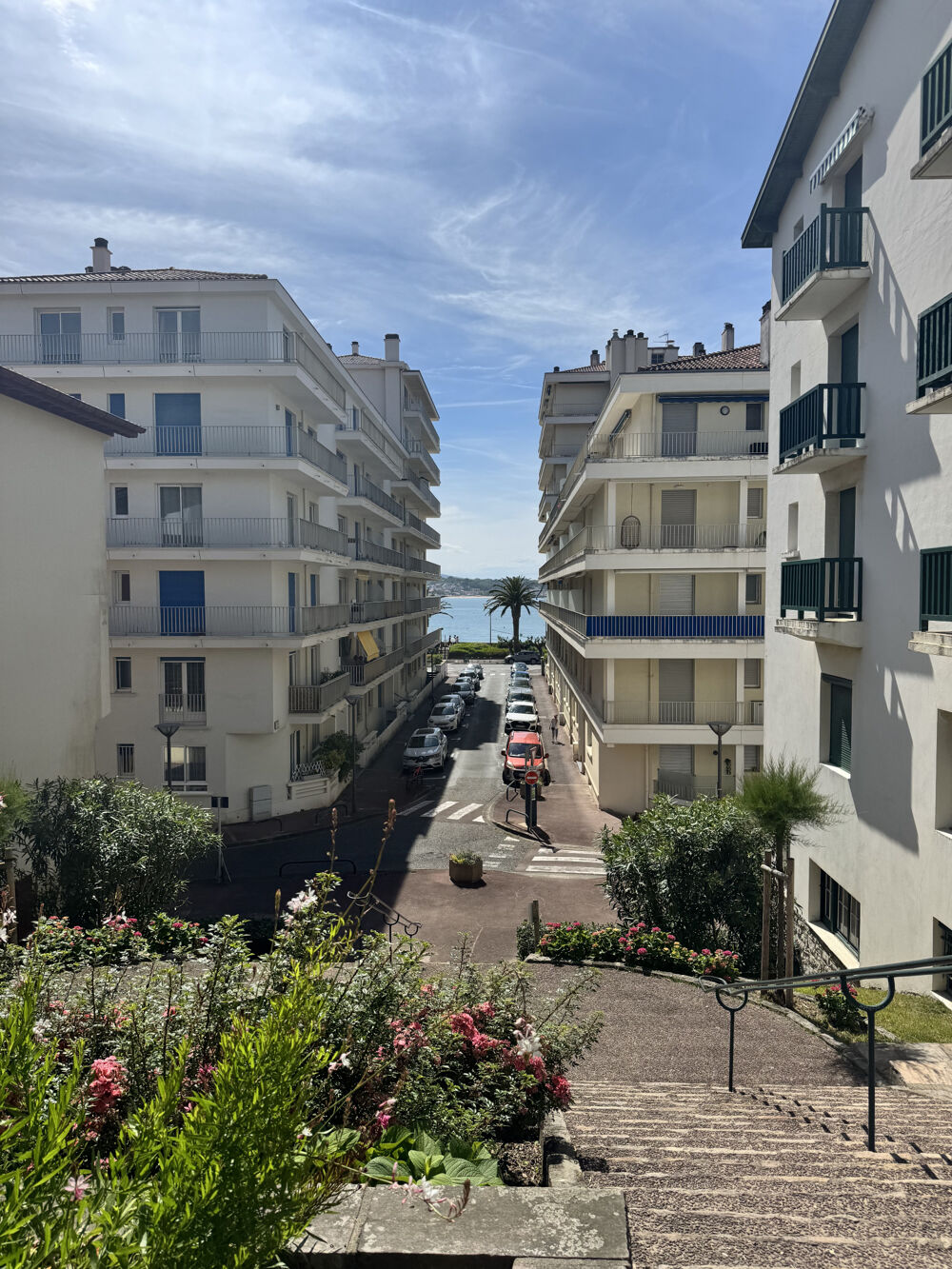 SAINT- JEAN- DE - LUZ QUARTIER SAINTE BARBE STUDIO A RENOVER AVEC CAVE A 80M DE LA PLAGE