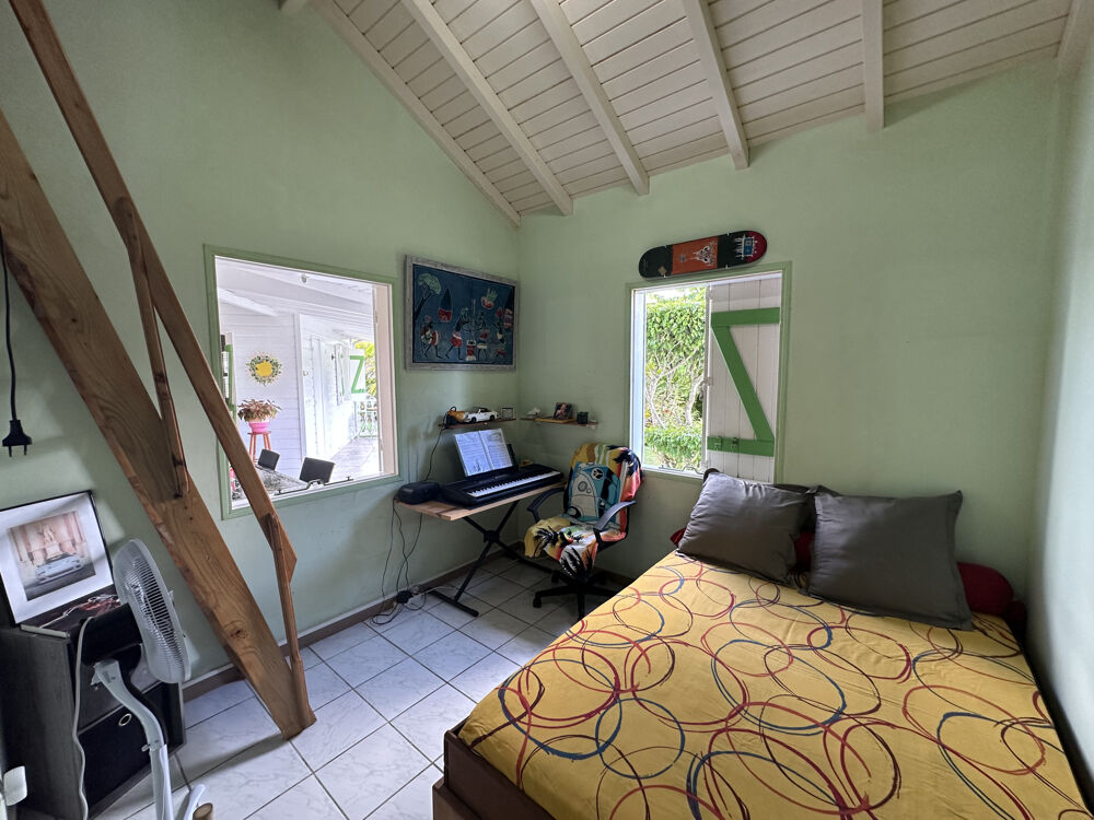 Vente Maison Exclusivite ZEOPIE Immobilier : villa plain pied comprenant 3 chambres avec jardin de 800m2 et garage. Sainte anne