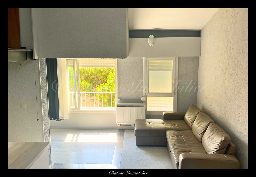 DEPT 34 - LE CAP DAGDE. T3 DUPLEX 75 M2 HABITABLES - SALON CATHÉDRALE ET LOGGIA