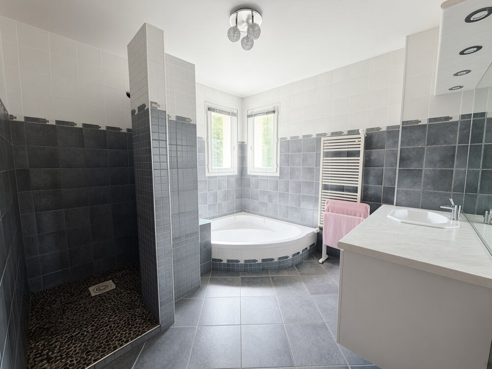 Vente Maison ORLÉAT  Maison T5 de 232 m2 avec piscine dans un cadre de verdure Orleat