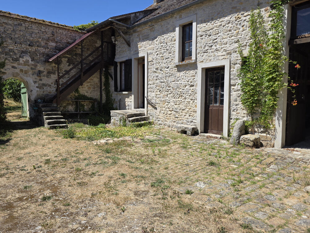 Maison à rénover 102 + combles 55 m2 + 60 m2 de grange + dépendance de 25 m2 avec combles.