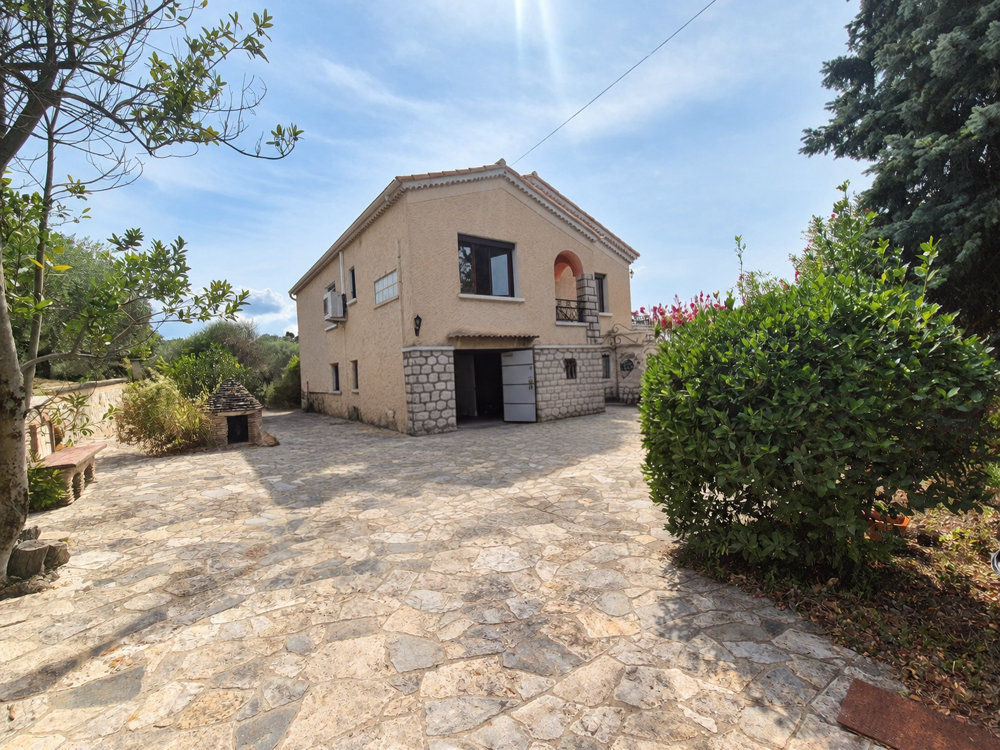 Maison traditionnelle T4 de 103 m2 sur environ 1300 m2-Vue dégagée- Dépendance de 100 m2