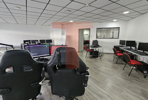   À vendre   Local professionnel de 173 m2 avec 6 parkings privatifs Bergson/Cité du design 