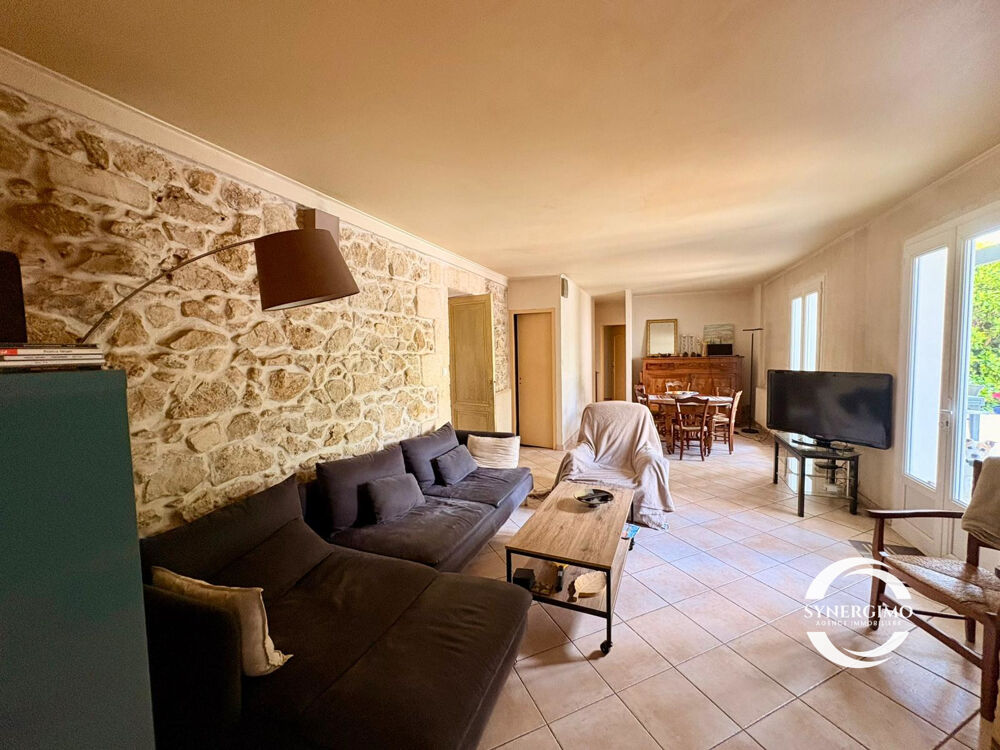 Maison en pierres avec grande terrasse et piscine à BEAUTIRAN