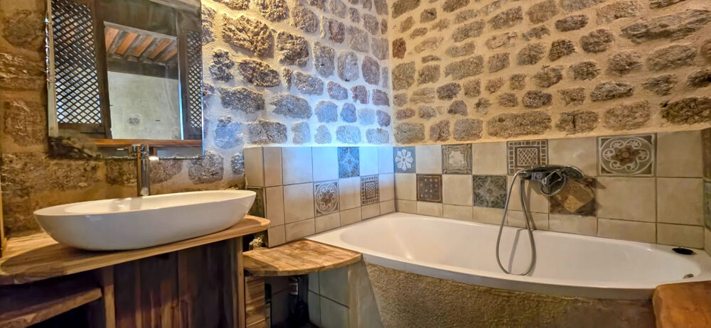 Vente Propriété/Château SILHAC   Propriété en pierre de caractère, avec dépendances et plus de 2 hectares de terrains aménagés Silhac