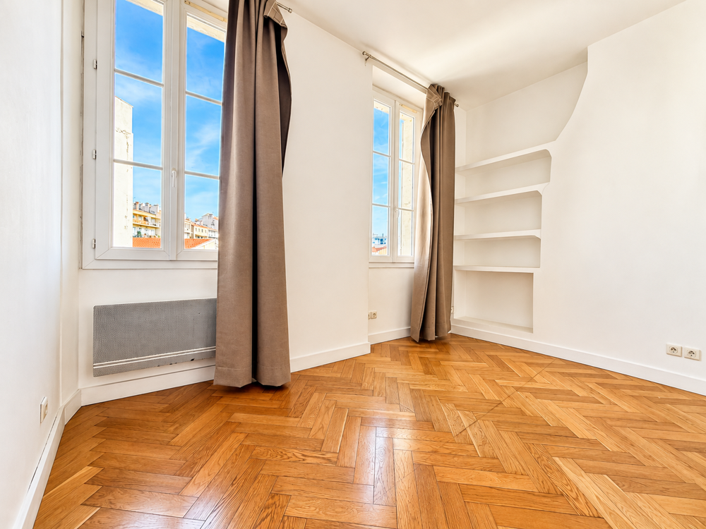 Vente Appartement T3 TRAVERSANT DE 69 M2 AVEC COMBLES POTENTIELLEMENT AMÉNAGEABLES - RUE DU CAMAS Marseille 5