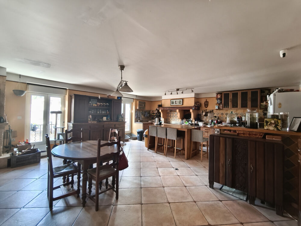 Vente Maison Maison vigneronne T6 de 200m2 avec terrasse et garage Adissan