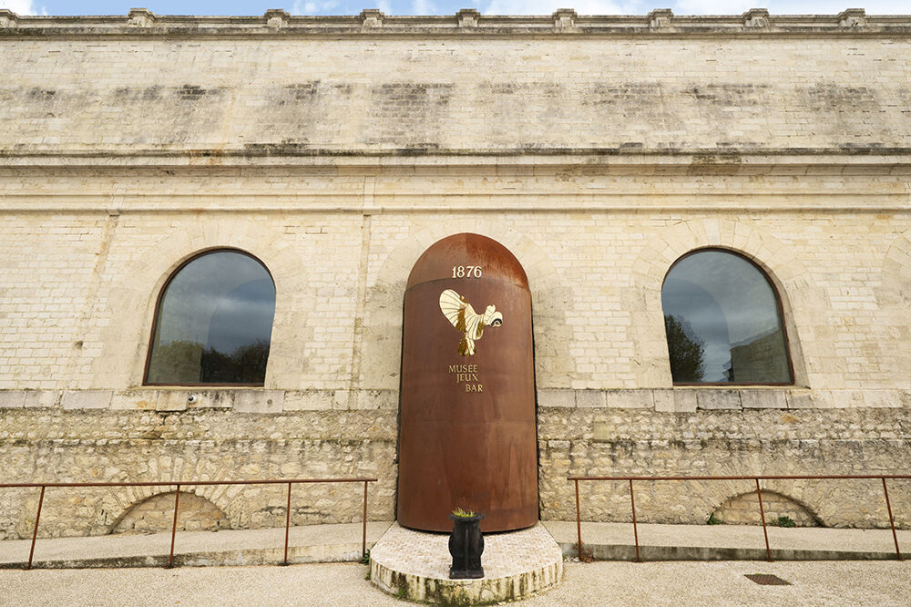 Vente Immeuble � vendre 3023750 � � Rochefort (17) : immeuble de 2000m2 Rochefort