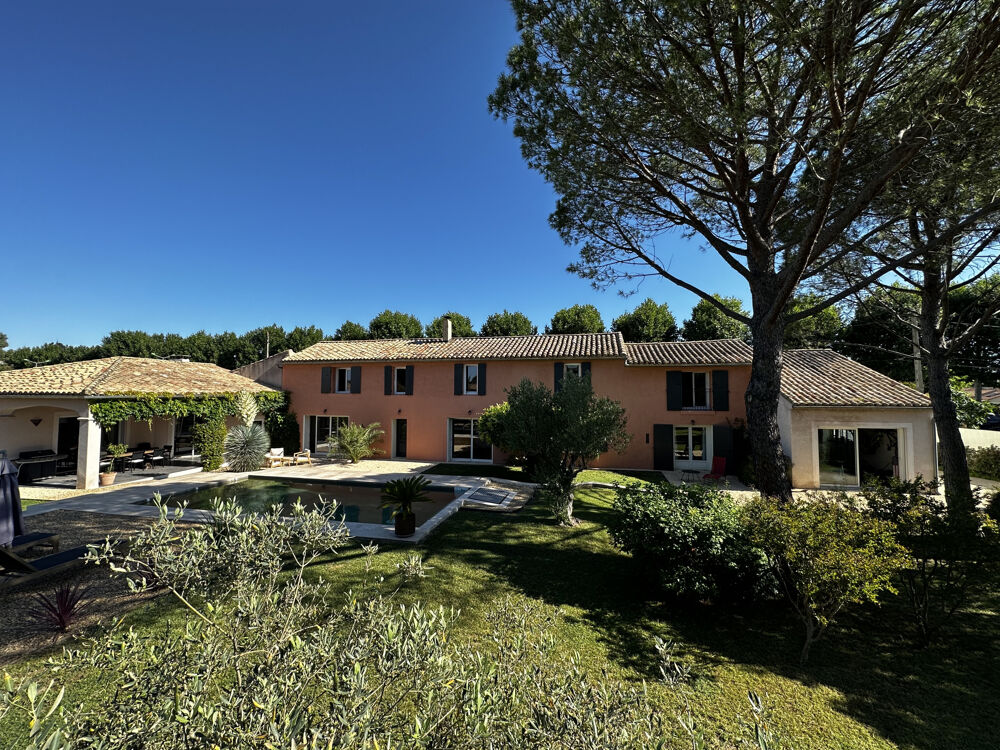 Mas ancien rénové sur Orange Sud, 310m2 habitables + dépendances, 5 chambres, terrain de 2000m2 et piscine 9 x