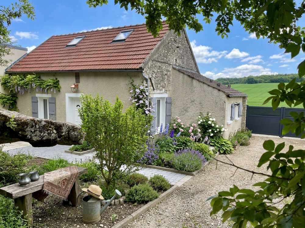 Maison 2 chambres, jardinet + bois.
