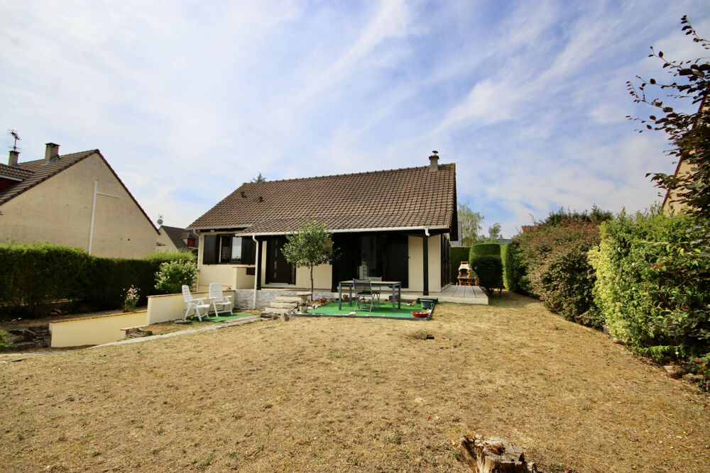 A vendre à Pierrelaye, maison de 81 m2, 3 chambres, sous-sol total, sur un terrain de 517 m2.