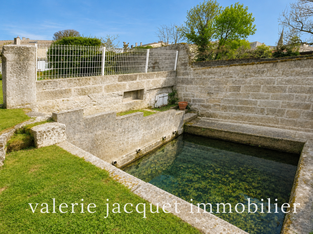 Maison bourgeoise de caractère avec jardin et cave voûtée Centre de Coutras