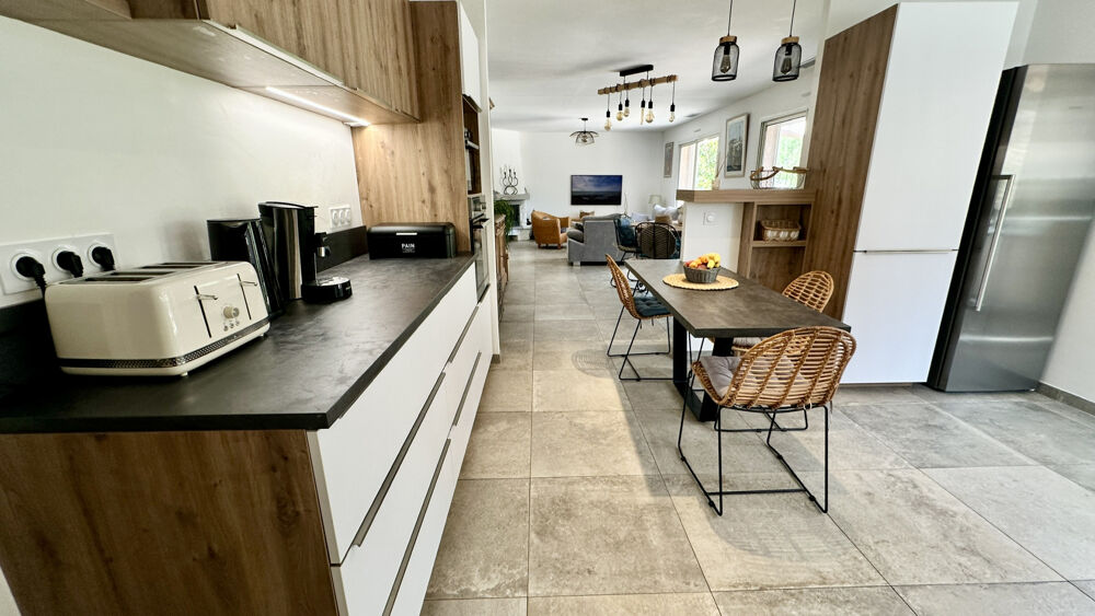 Vente Maison Villa de plain-pied rénovée avec piscine, jardin de 1 200 m2    Proche Sommières Aubais