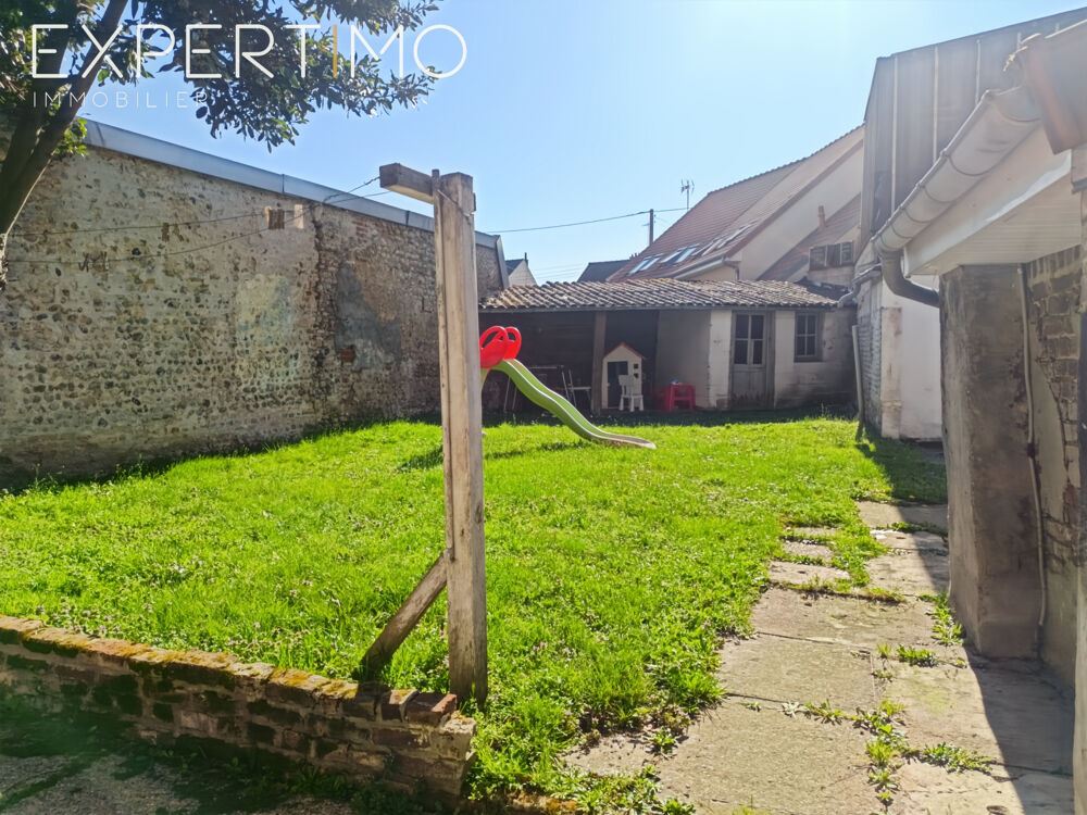 Maison de plain-pied en centre-ville avec cour, jardin et garage