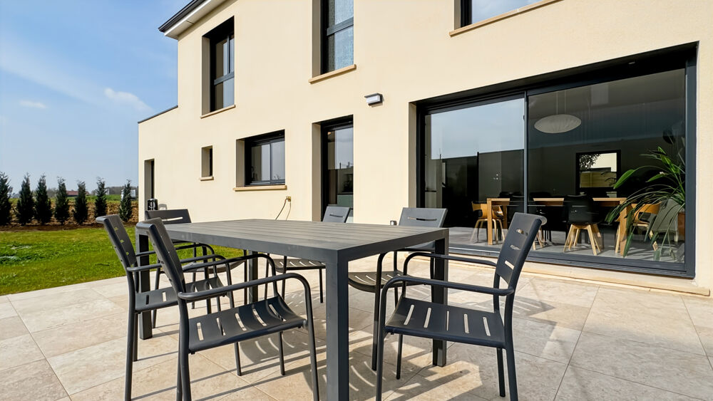 ELEGANTE MAISON FAMILIALE RECENTE DE 156 M2 - FEUCHEROLLES SAINTE-GEMME.