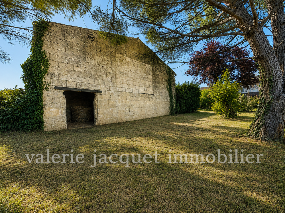 LUSSAC Ensemble immobilier à rénover avec deux granges et fort potentiel d'évolution