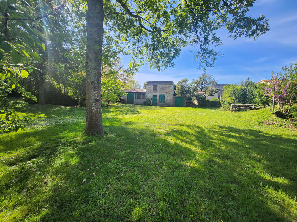 Maison de 1968 avec grand terrain et diverses dépendances