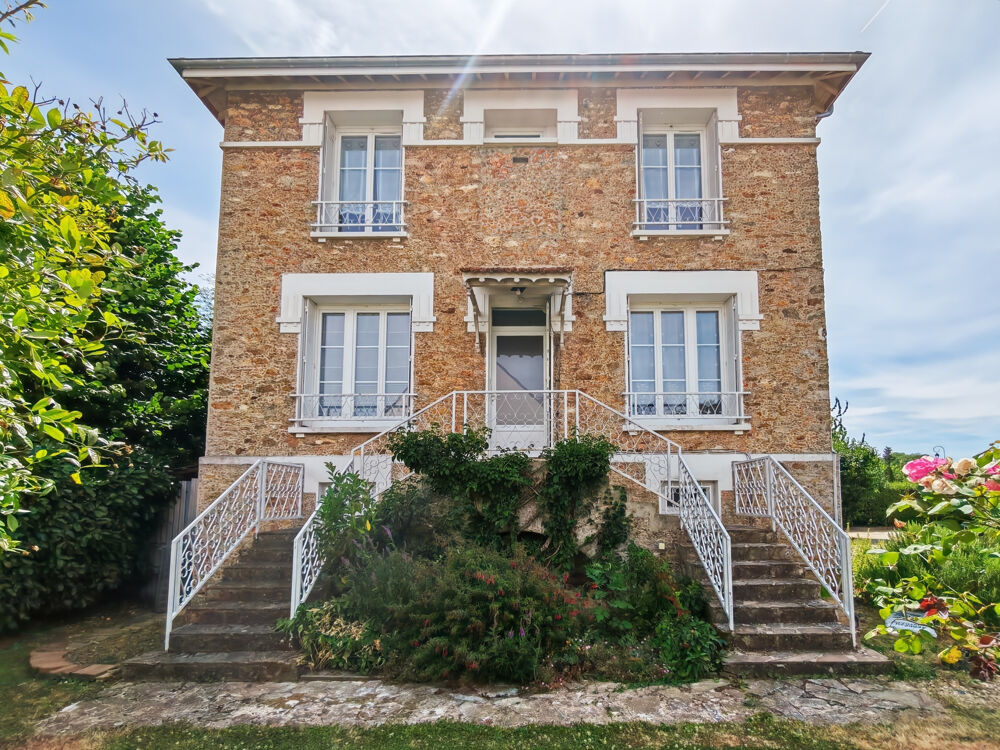 Maison de caractère rénovée avec jardin, véranda et garage