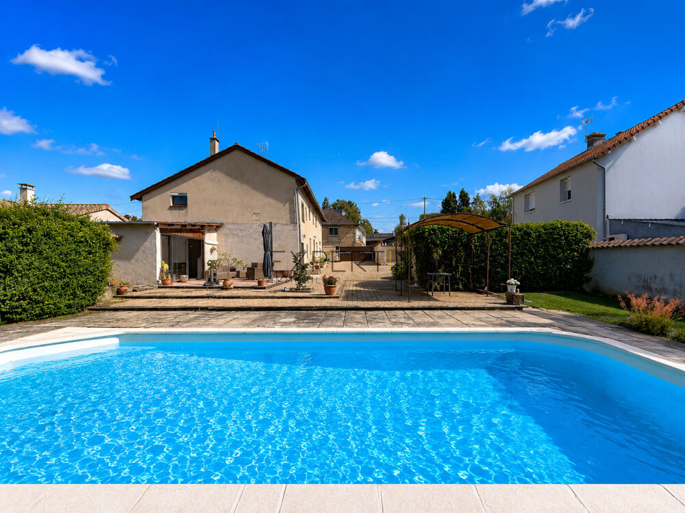 Viré Entre Mâcon et Tournus, une maison familiale avec piscine où il fait bon vivre