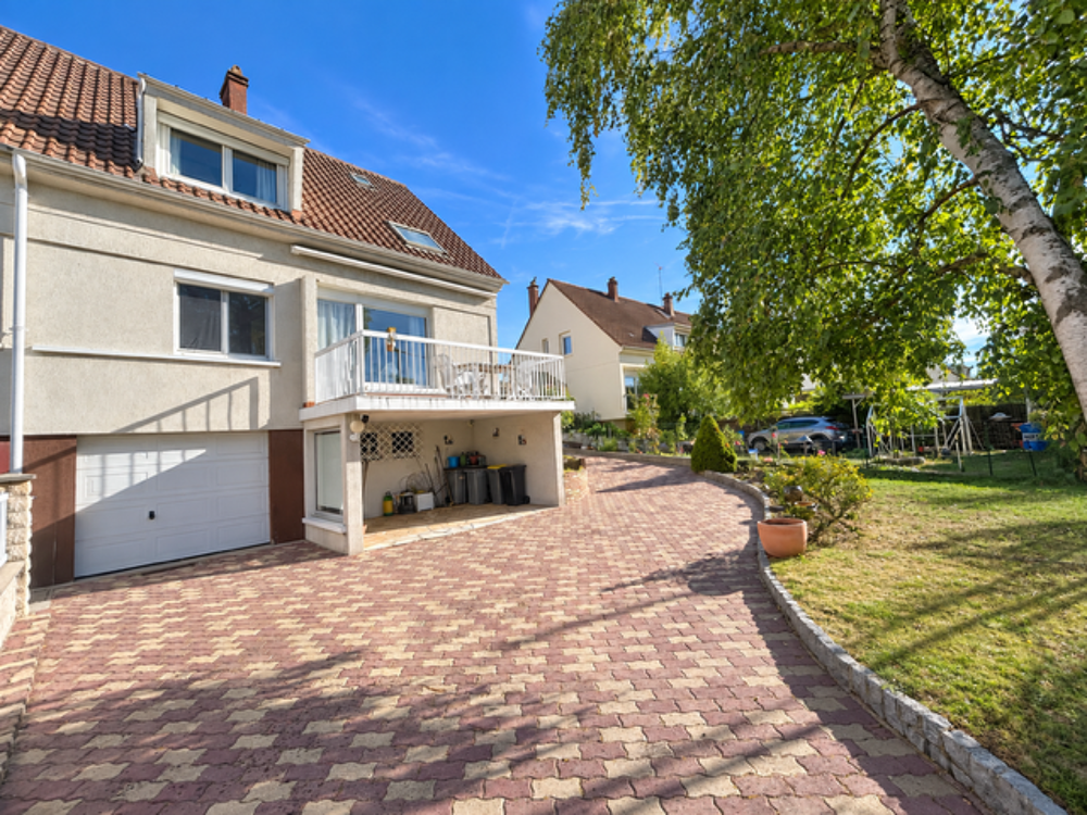 MARCOUSSIS - MAISON FAMILIALE DE TYPE F6 - S/SOL TOTAL - VUE SUR STADE - JARDIN