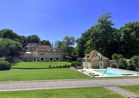  Belle demeure ancienne sur un parc de 7 500m2 avec d�pendance et piscine. Propri�t�/ch�teau - 11 pi�ce(s) - 350 m�
