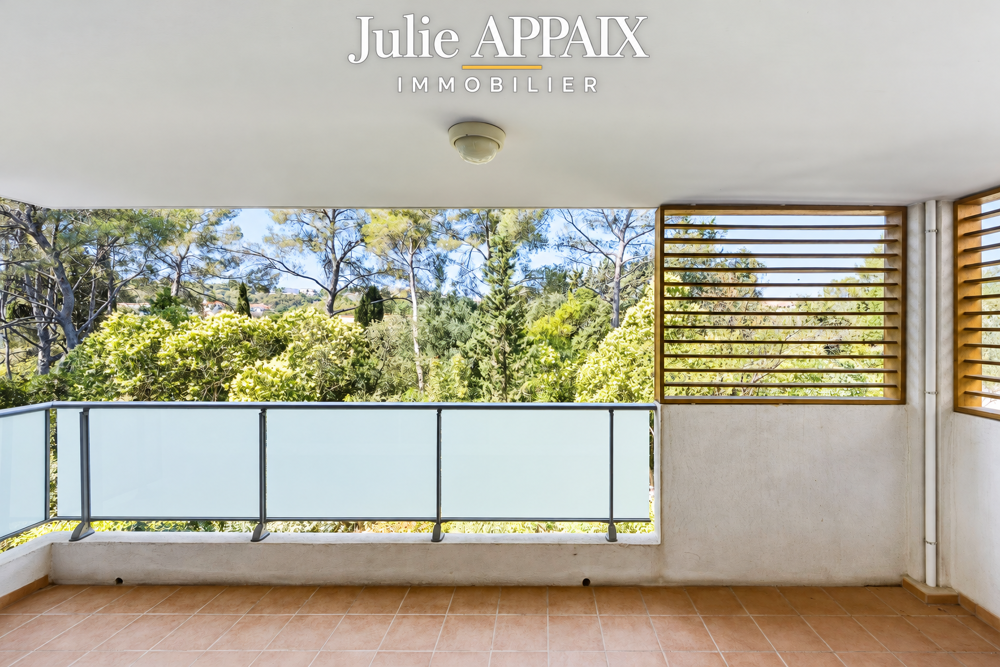 Vente Appartement SAINT RAPHAEL - APPARTEMENT 5 PIECES AVEC TERRASSE, GARAGE, PLACE DE PARKING ET CAVE. PROFESSIONS LIBERALES AU St raphael