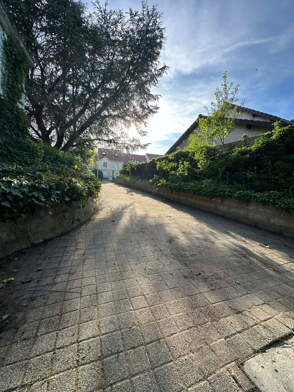 Vente Maison Roissy en Brie - Maison de 12 pièces dont 9 chambres de 367 m2 sur un terrain de 1550 m2 - Sous-sol total et c Roissy en brie