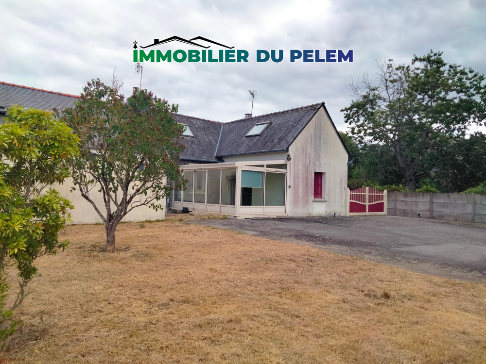Maison avec véranda, dépendances et jardin clos à Plelauff Centre-Bretagne