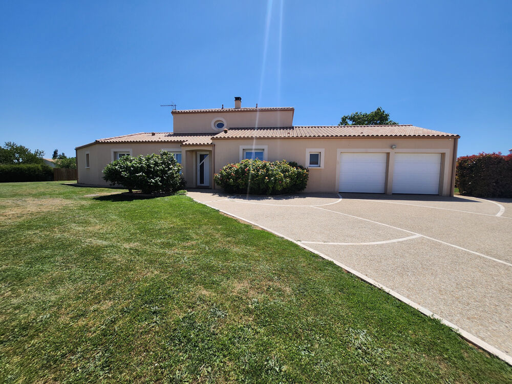 Vente Maison Maison construite en 2009 avec 4 chambres, piscine et double garage Saint-jean-d'hermine