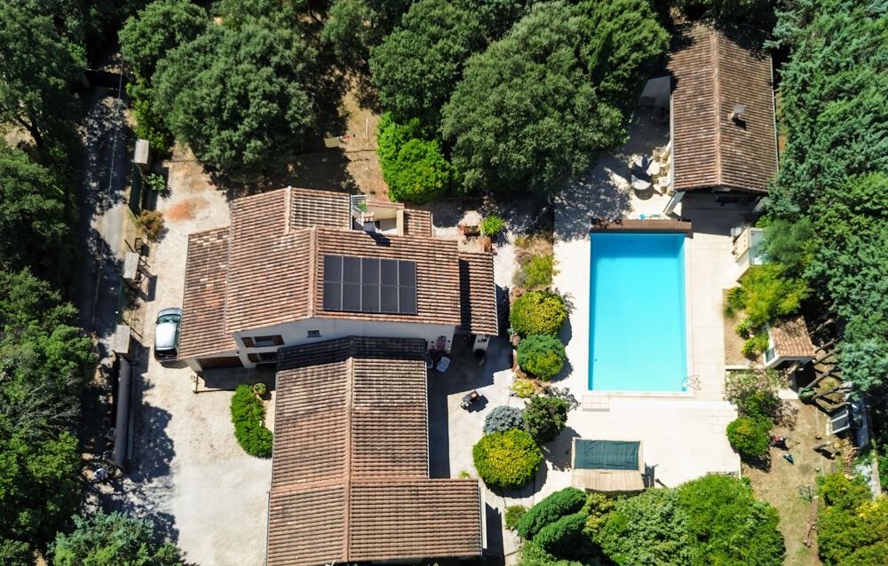 A vendre, vaste maison avec dépendances, à seulement 3 km d'Uzès.