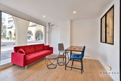   Local commercial 94 m2 avec étage   Bureaux aménagés et façade vitrée 