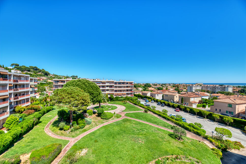 Cagnes-sur-Mer Val Fleuri  3 pièces rénové, dernier étage, vue mer, parking et cave