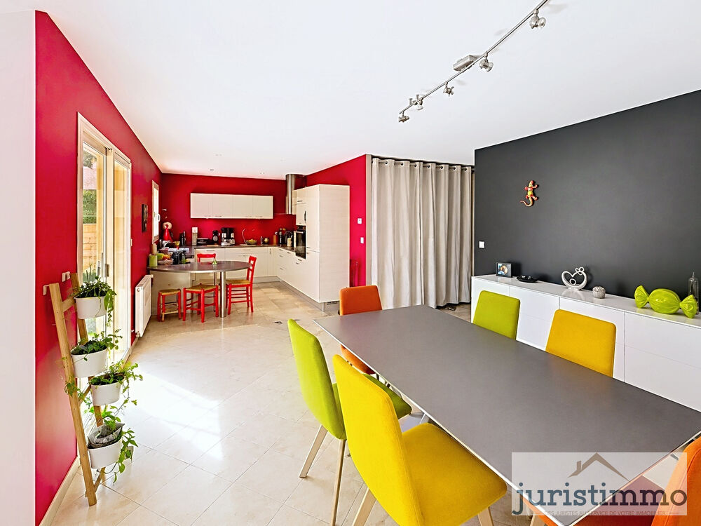 MAISON DE PLAIN PIED DE LOTISSEMENT LUMINEUSE DE 110M2 AVEC PISCINE